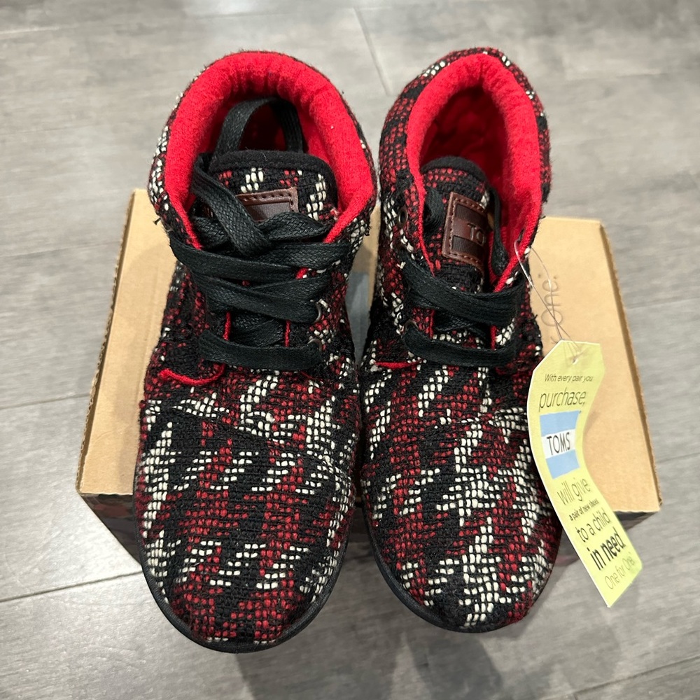 NWT Toms botas red houndstooth youth size 2.5